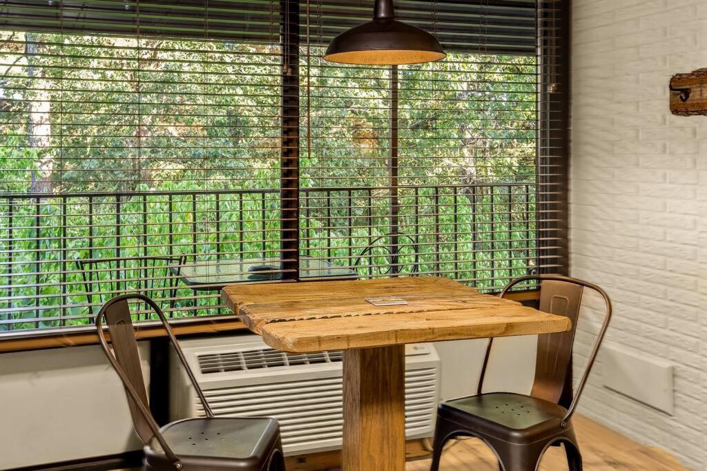 Stonegate Lodge King Bed Wifi 50 In Roku Tv Salt Water Pool Room # 101 Eureka Springs Exterior photo