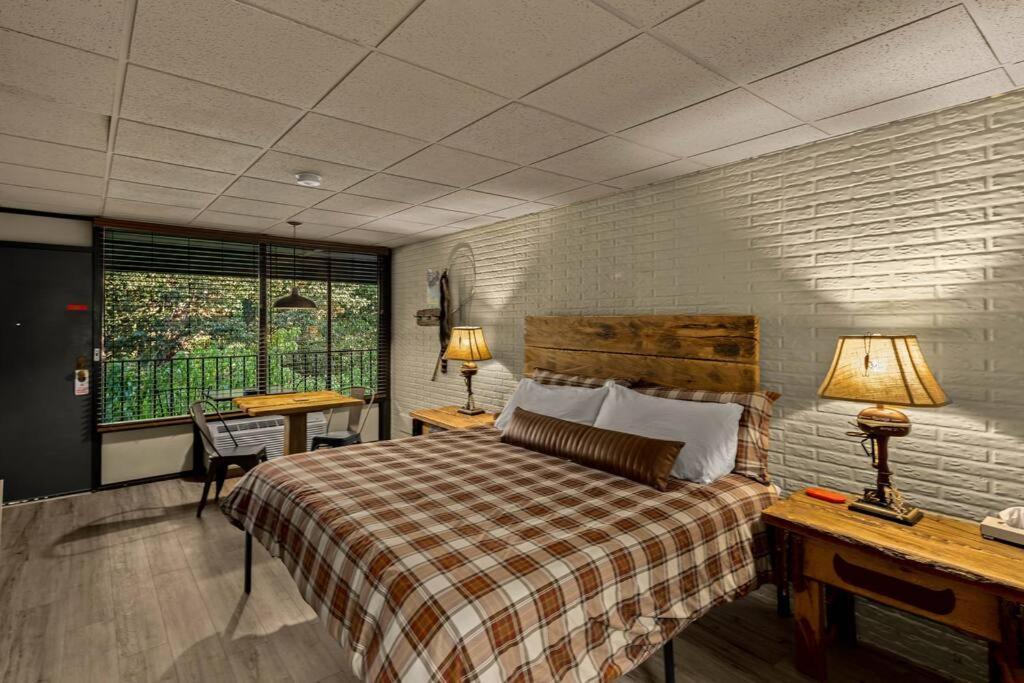 Stonegate Lodge King Bed Wifi 50 In Roku Tv Salt Water Pool Room # 101 Eureka Springs Exterior photo